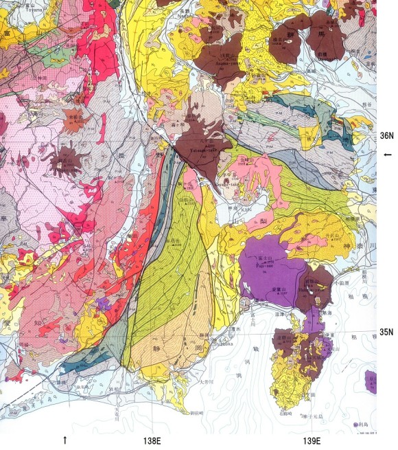 図135．御嶽火山（↑←）：ジュラ紀付加体「美濃帯」（灰色）およびそれを覆う「濃飛流紋岩」（桃色）の中生代基盤岩の上に載る活火山（暗褐色）．百万分の1地質図（地質調査所，1982）．
